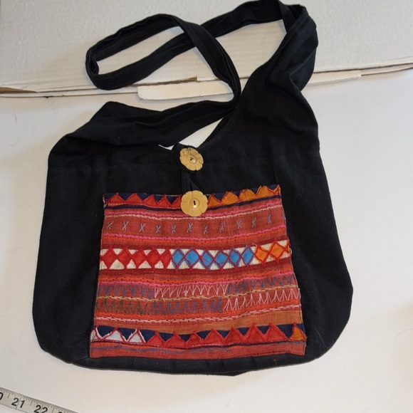 Black & Red Embroidered Women's Shoulder Bag One Zip Pocket Inside Light Weight - Picture 2 of 8